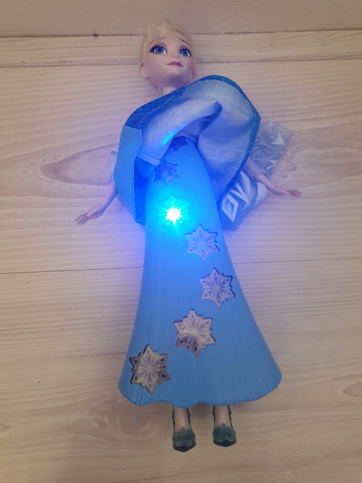 Disney Frozen Elsa pop met lichtgevende pianojurk 30cm, Ophalen of Verzenden, Nieuw, Barbie