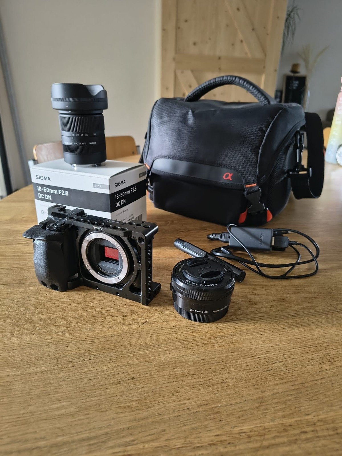 Sony A6000 + Sigma 18-50mm f/2.8 + kitlens+ SmallRig kooi, Ophalen, Zo goed als nieuw, Sony, Geen optische zoom