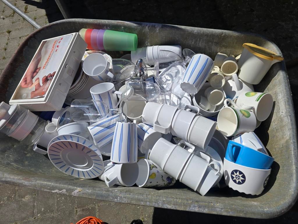 Volle kruiwagen servies: kop en schotel, bordjes (plastic), Ophalen, Gebruikt, Overige materialen, Bord(en)