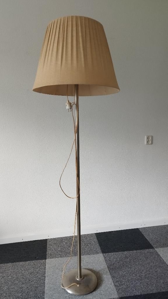 Tijdloos Design: Iconische Gispen Vloerlamp met Plissé Kap, Huis en Inrichting, Lampen | Vloerlampen, Ophalen, Gebruikt, Stof