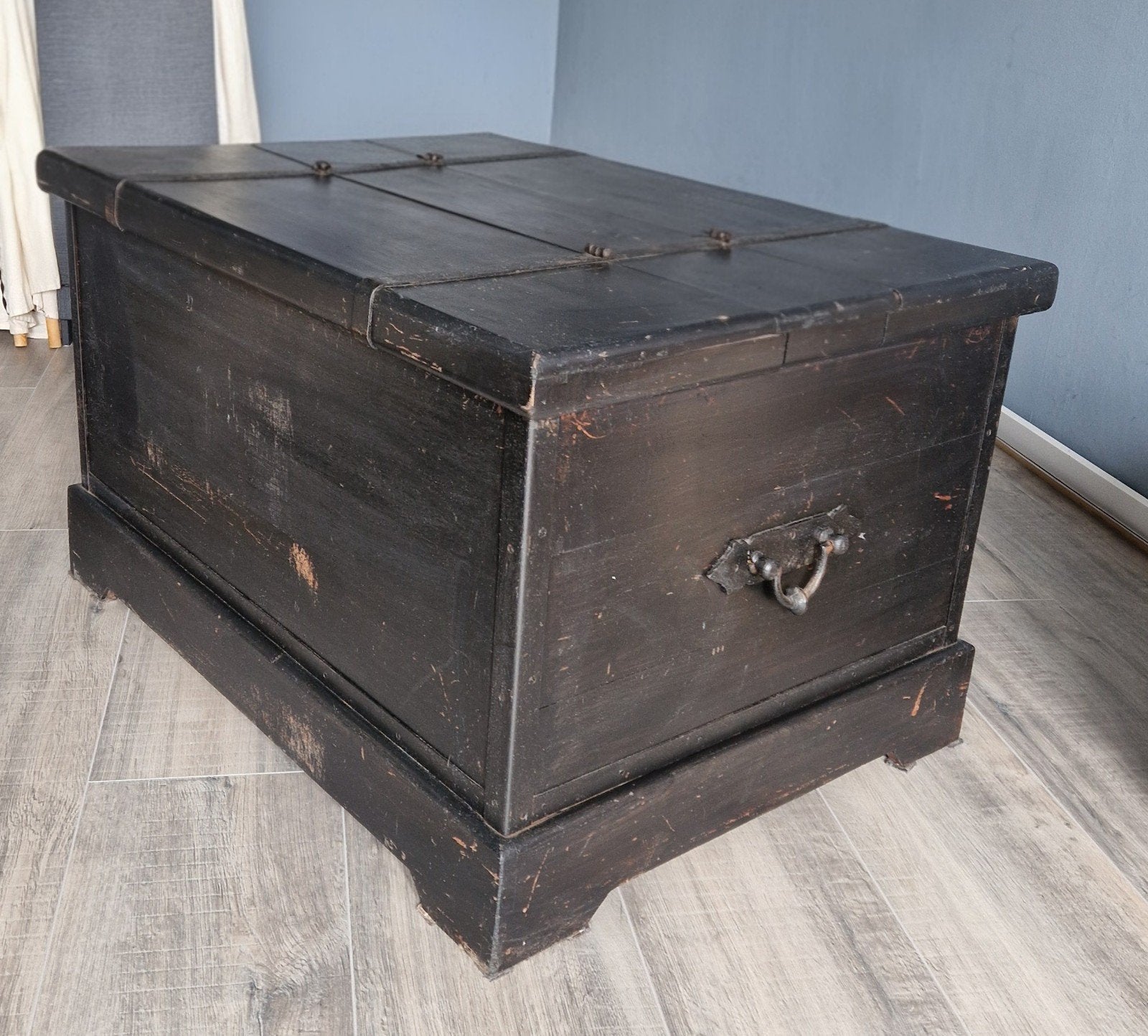 Zwarte houten kist met robuuste stalen handgrepen, 50 – 75, Gebruikt, 50 tot 100 cm, 50 tot 75 cm