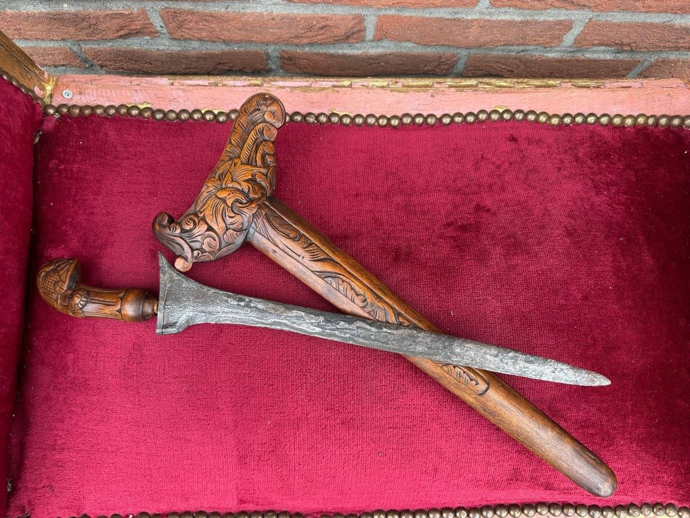 Antieke Indonesische kris/keris met prachtig houtsnijwerk, Antiek en Kunst, Hout, 50 cm, Ophalen of Verzenden, Gesneden