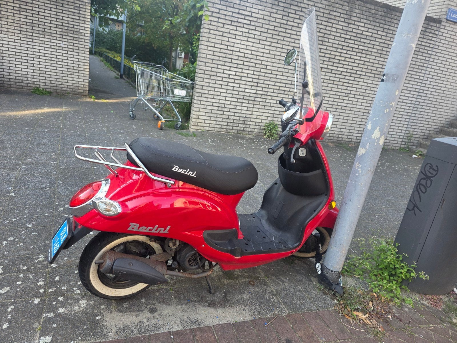 Rode Berini Scooter - Inclusief 2 sleutels en slot 500 euro, Fietsen en Brommers, Ophalen of Verzenden, Gebruikt, Benzine, Overige merken