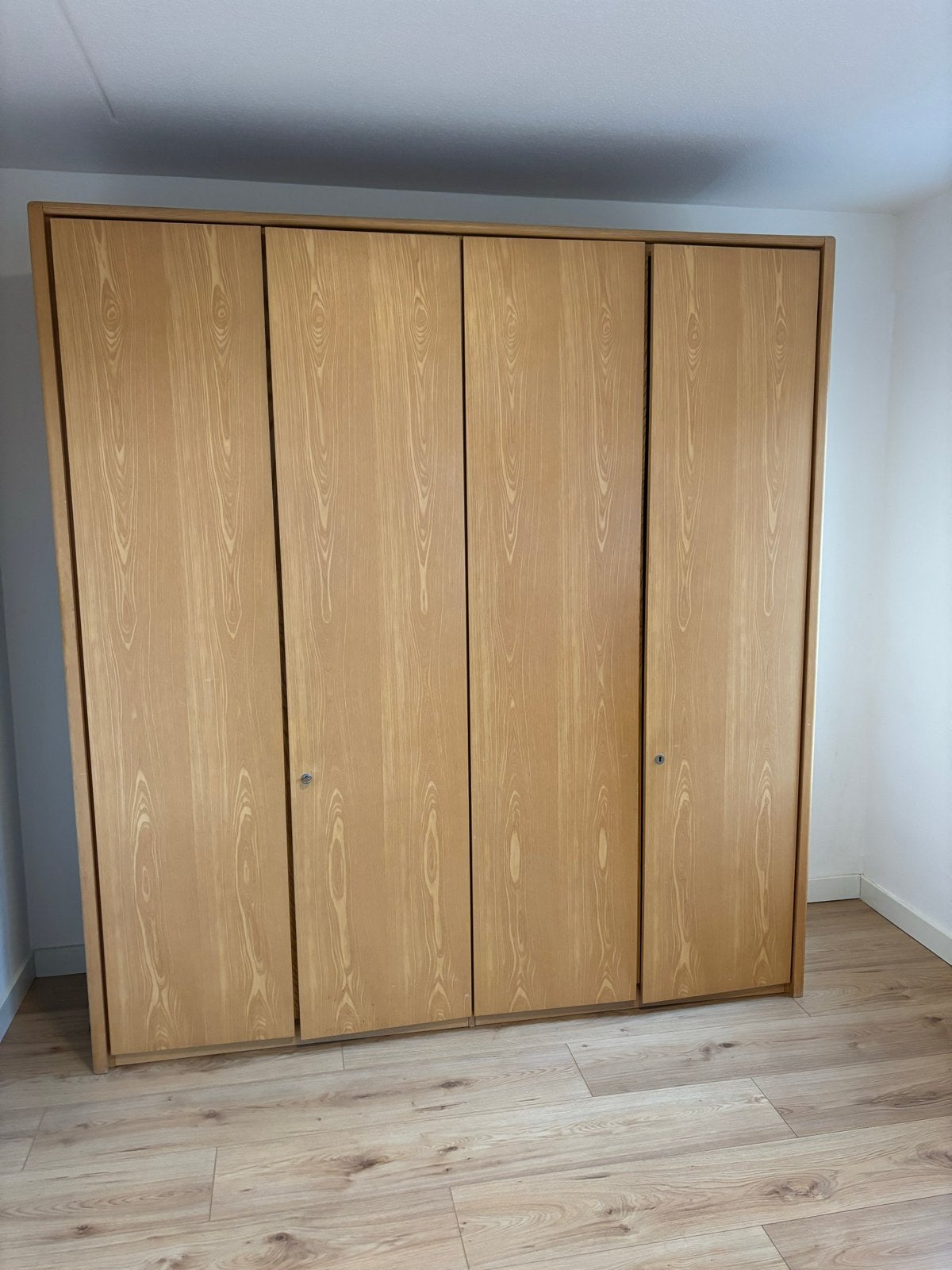Ruime kledingkast met 4 deuren en legplanken, Huis en Inrichting, Ophalen, Gebruikt, 150 tot 200 cm, Overige houtsoorten