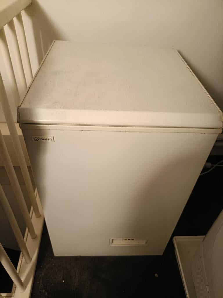 Mooie kleine witte vrieskist te koop, Witgoed en Apparatuur, Vriezers en Diepvrieskisten, Ophalen, Zo goed als nieuw, Minder dan 60 cm
