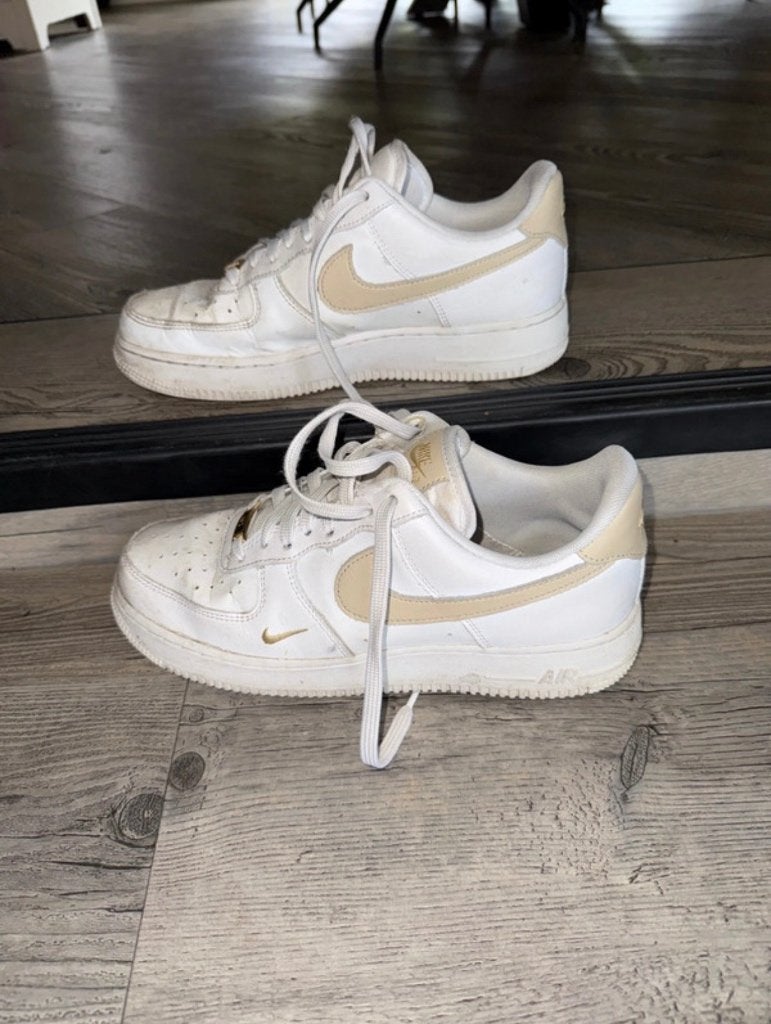 Nike airforce 1 met beige en gouden details, Kleding | Dames, Wit, Nike, Ophalen of Verzenden, Sneakers of Gympen