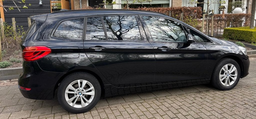 BMW 2-Serie Gran Tourer 1.5 216D 85KW AUT 2015 Zwart, Auto's, 2-Serie Gran Tourer, 7 stoelen, Zwart, 24 km/l