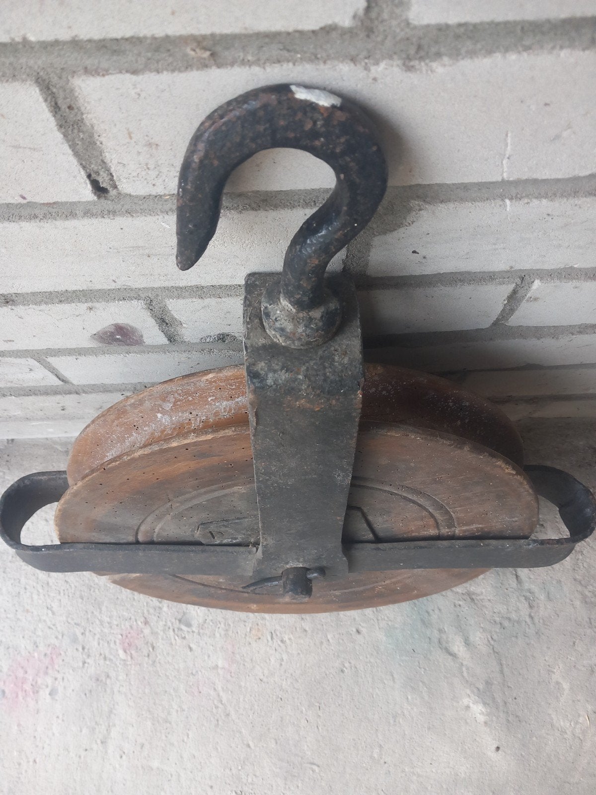 Antieke houten katrol met ijzeren haak, Ophalen