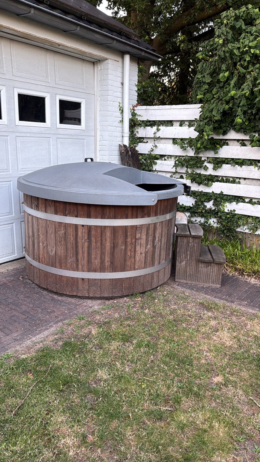 Houten Hottub met Interne houtgestookte kachel, Ophalen, Gebruikt, Afdekzeil, Vast