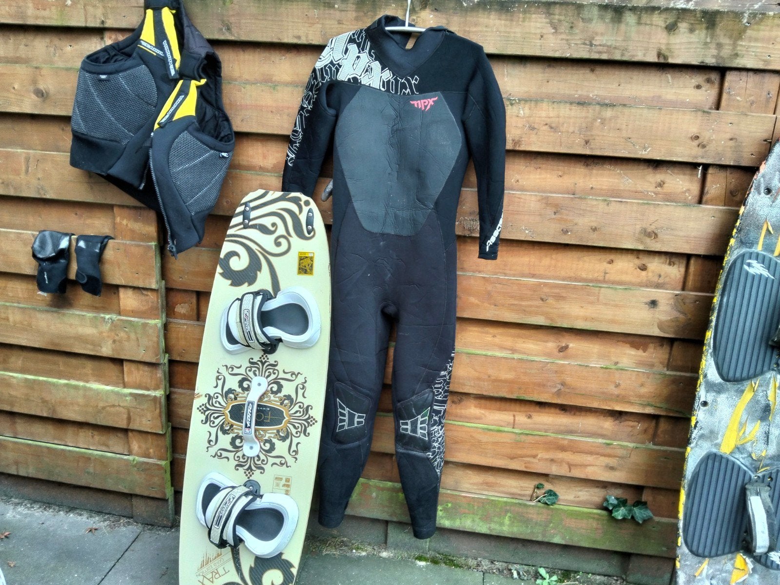 Kitesurf set: wetsuit, trapeze, board en zwemvest en Nash 8m, Watersport en Boten, Gebruikt, Kitesurf-set, Twintip, 10 m²
