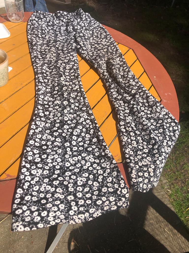 Shein flared broek met bloemenprint - Maat 11-12Y, Zwart, Ophalen of Verzenden, Maat 34 (XS) of kleiner, Lang