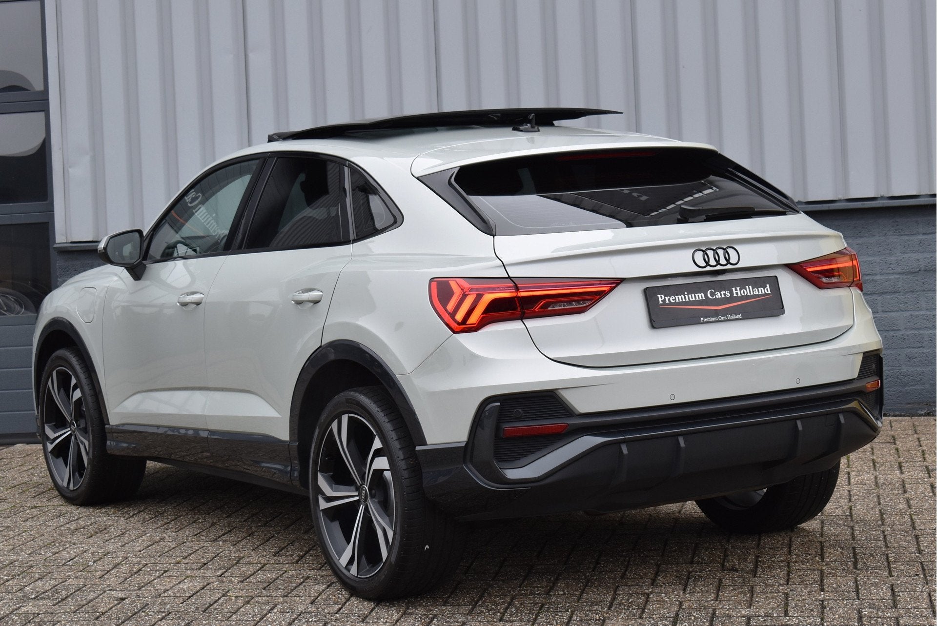 Audi Q3 Sportback 45 TFSI e Black Edition 245 Pk Pano Navi L, Dealer onderhouden, Gebruikt, Grijs, Hybride Elektrisch/Benzine