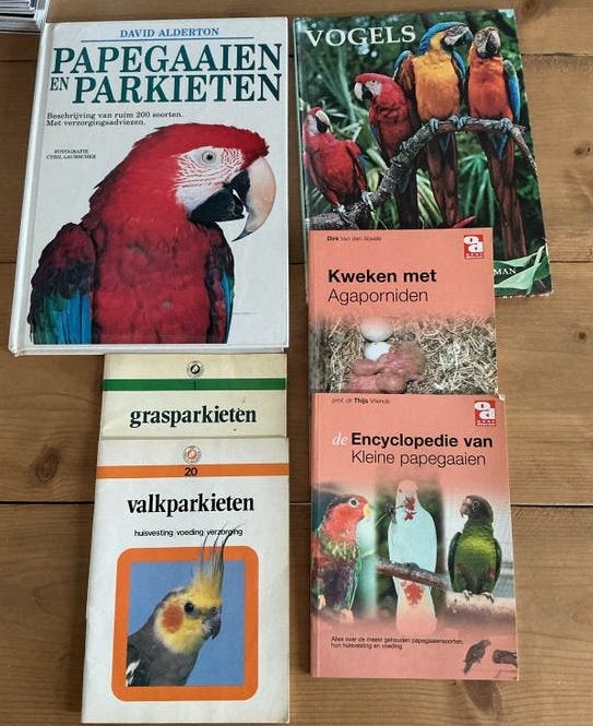 Vogelboeken: Papegaaien, Parkieten, Agaporniden, Valkparkiet, Ophalen of Verzenden, Gelezen, Vogels