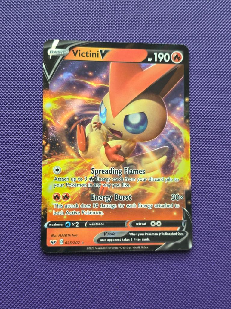Victini V 025/202 Sword & Shield Pokémon Kaart, Verzenden, Zo goed als nieuw, Losse kaart, Foil