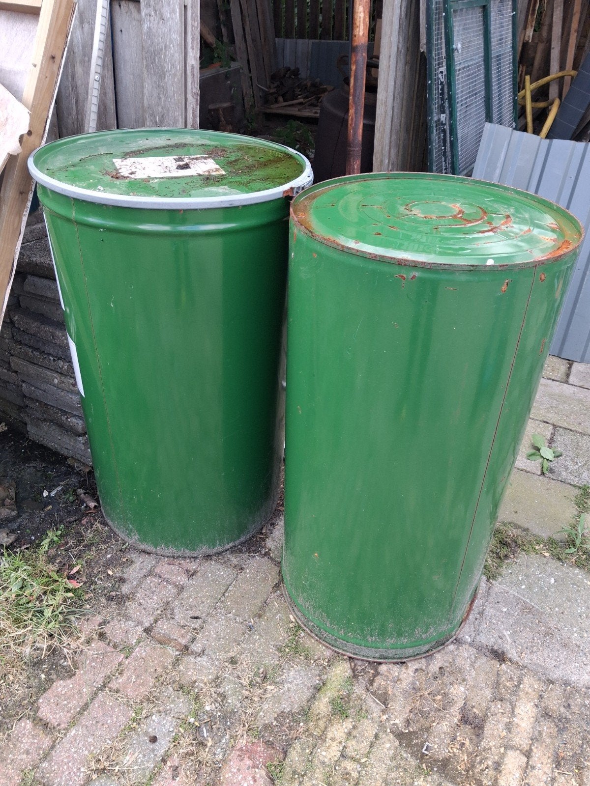 Twee groene metalen vaten voor diverse doeleinden, Ophalen, Gebruikt, Rond, Metaal