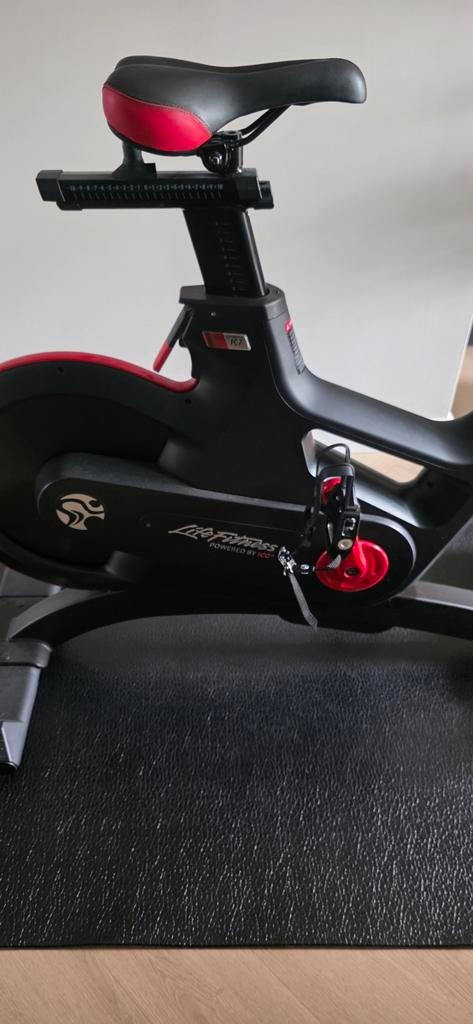 Life Fitness ICG IC7 spinningfiets incl vloerbeschermingsmat, Ophalen, Zo goed als nieuw, Hometrainer