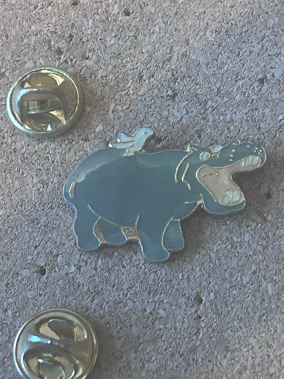 Nijlpaard met vogel pin uit kuifje strip, Ophalen of Verzenden, Gebruikt, Dier of Natuur, Speldje of Pin