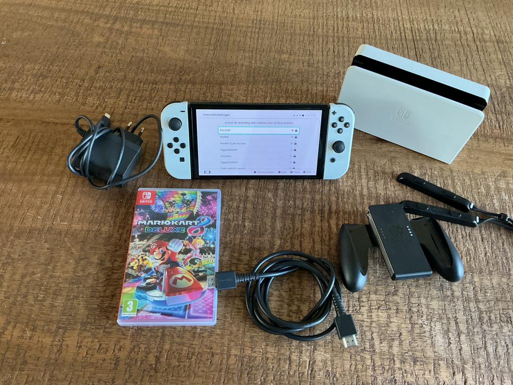 Nintendo switch oled wit met mario kart 8, Spelcomputers en Games, Met games, Met 2 controllers, Zo goed als nieuw, Switch OLED