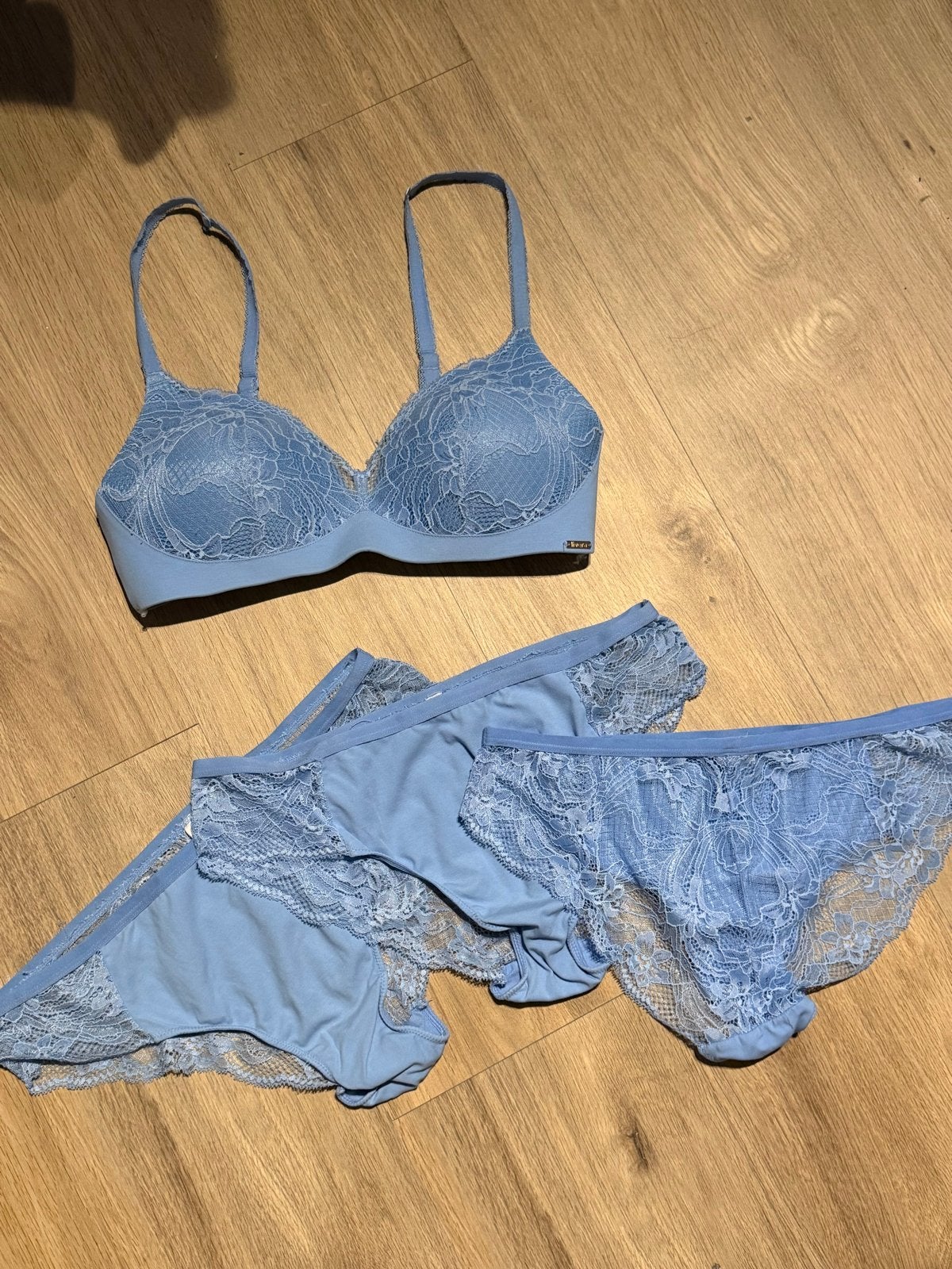 Livera – lichtblauwe lingerie set – maat 80B & L, Ophalen of Verzenden, Blauw, Setje