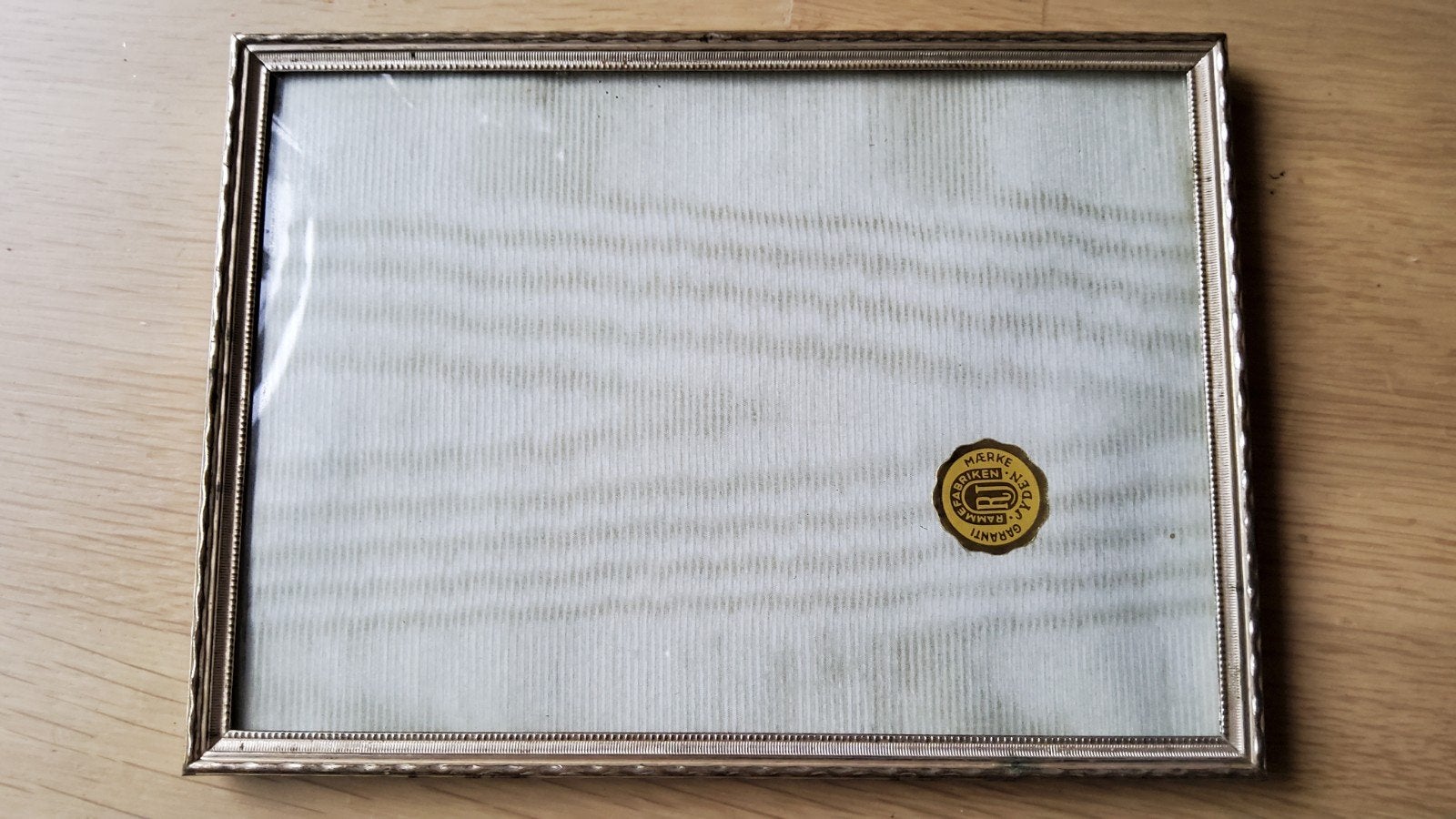 Antiek zilver kleur fotolijstje bol glas bewerkte rand., Ophalen of Verzenden
