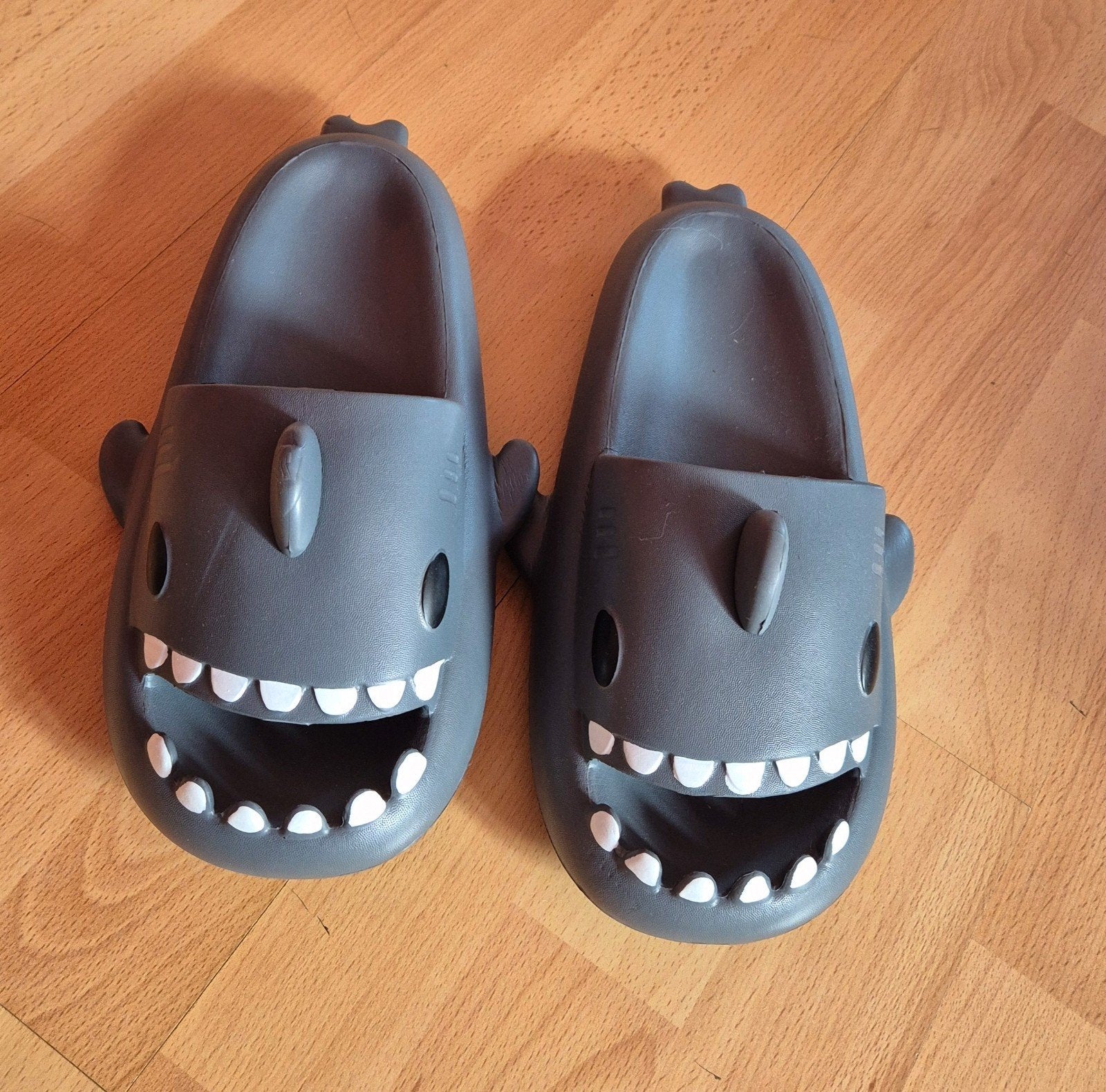 Nieuwe Haai Slippers Maat 36/37, Slippers, Nieuw, Ophalen of Verzenden, Grijs