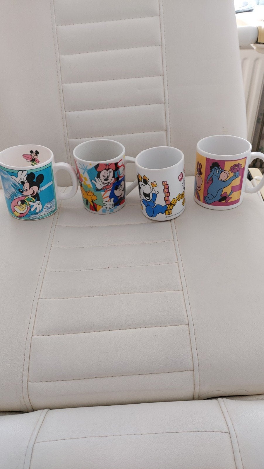 Set van 4 Disney mokken: Mickey, Minnie, Goofy en Iejoor, Ophalen of Verzenden, Mickey Mouse, Gebruikt, Servies