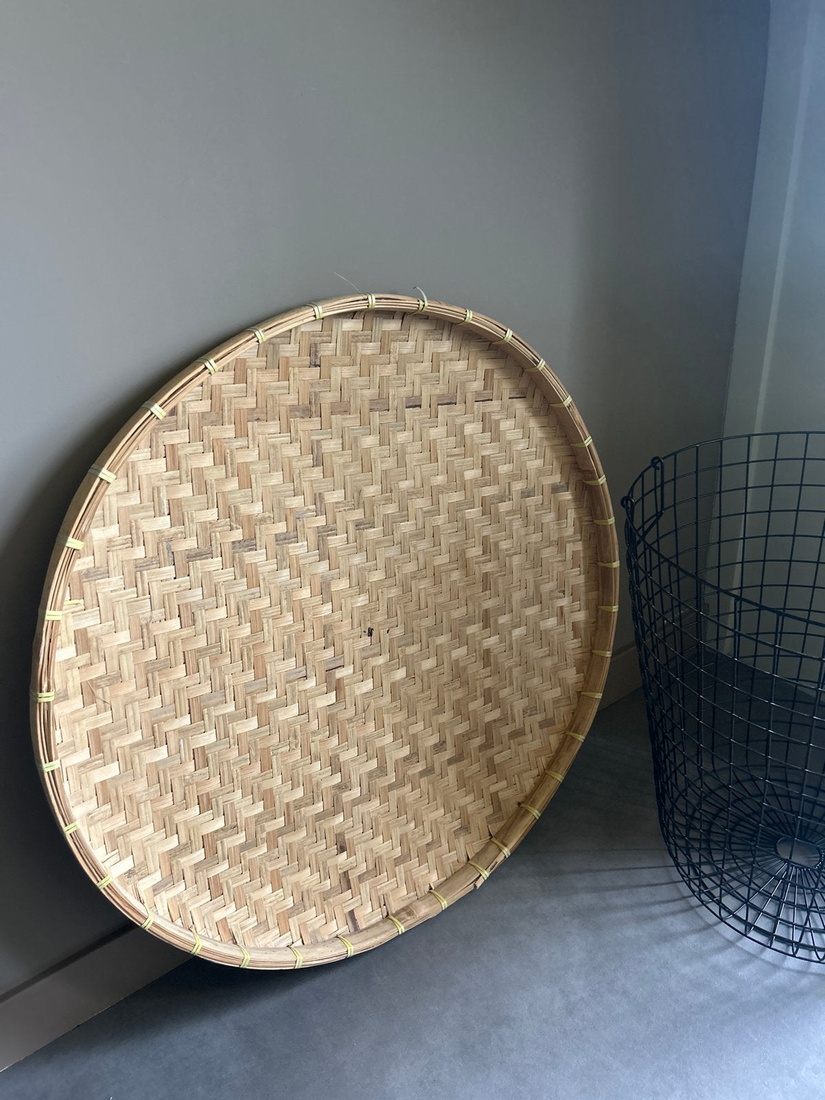 Gevlochten rieten schaal/dienblad, rond 73 cm, Huis en Inrichting, Woonaccessoires | Schalen en Manden, Ophalen, Gevlochten, Rond