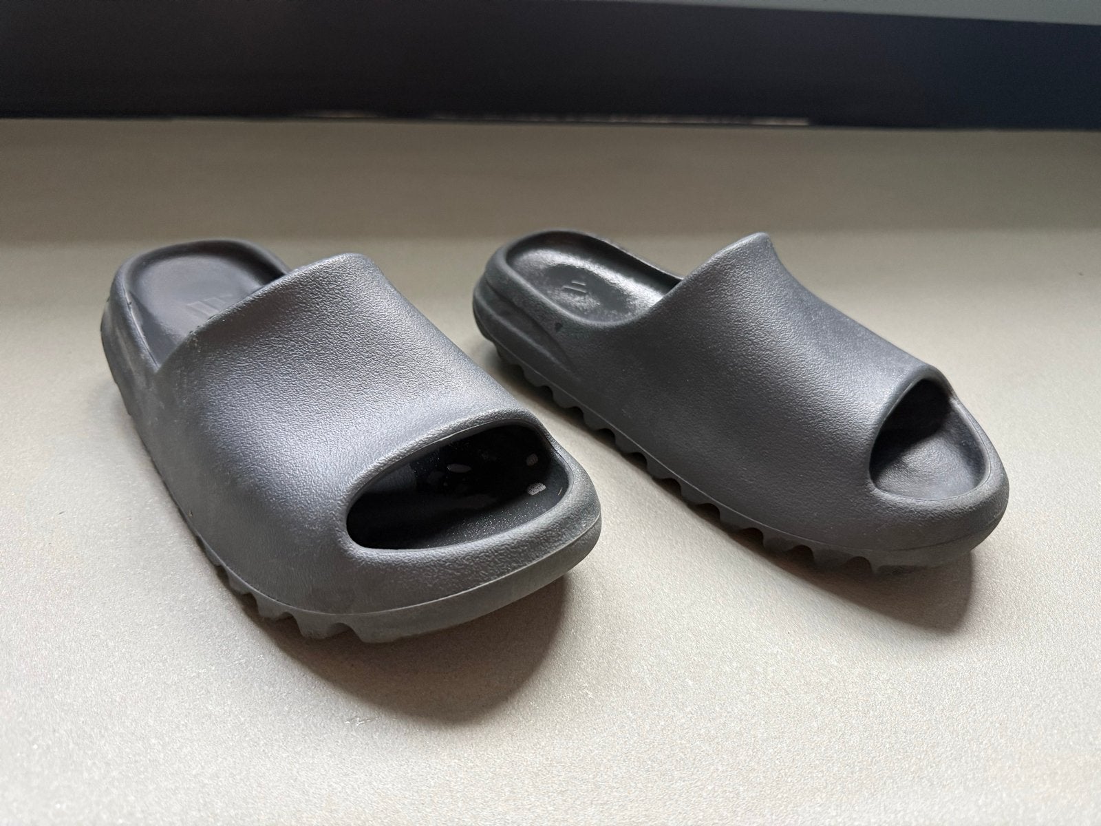 Adidas Yeezy Slides - Maat 40, Ophalen of Verzenden, Zo goed als nieuw, Grijs, Slippers