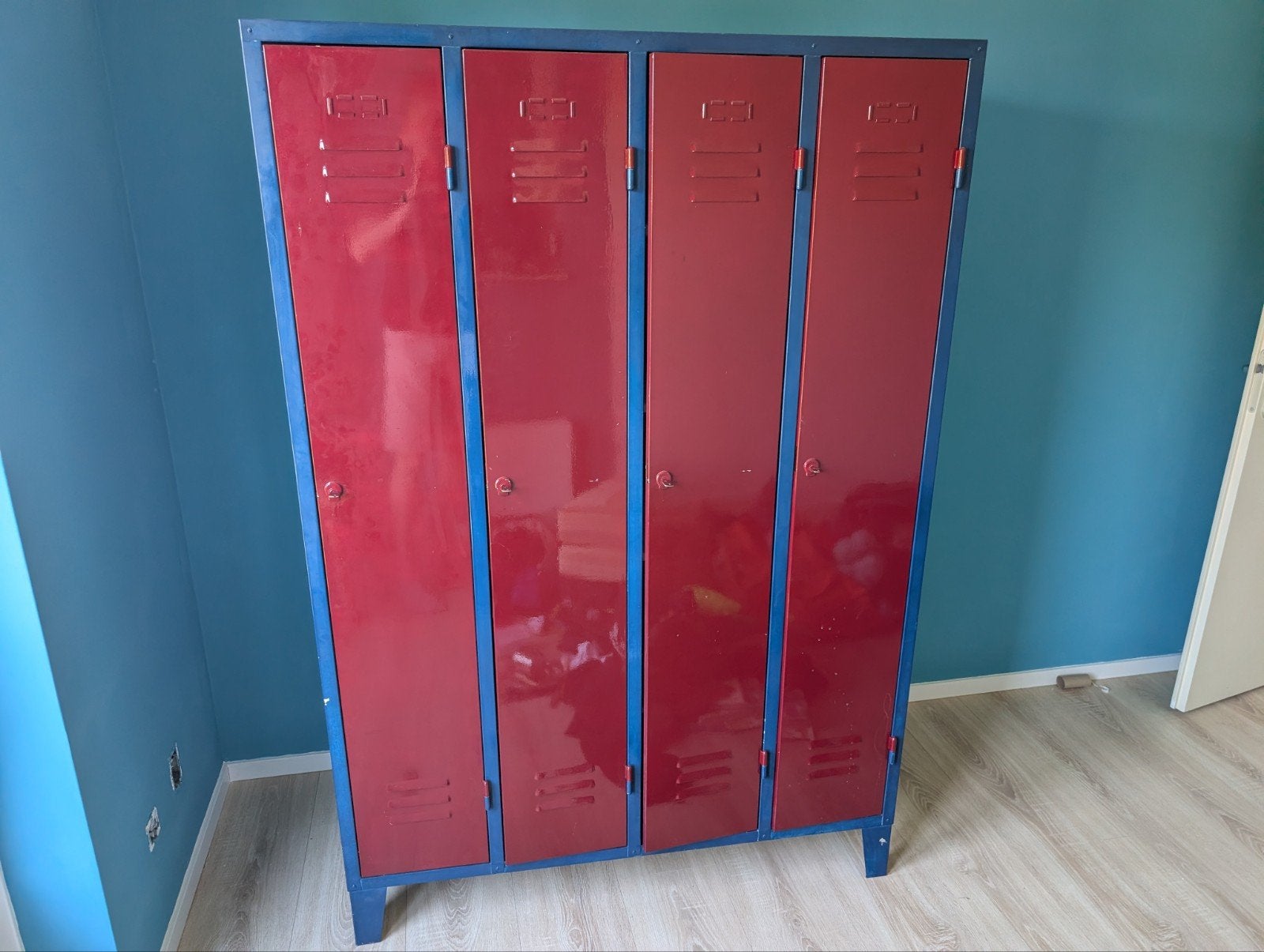 Vintage metalen locker kast - rood/blauw, Ophalen, Gebruikt, Industrieel, Retro, Vintage