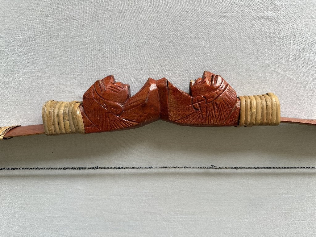 Boog, Afrikaanse houtsnijwerk, 141 cm lang, Antiek en Kunst, Kunst | Niet-Westerse kunst, Ophalen of Verzenden