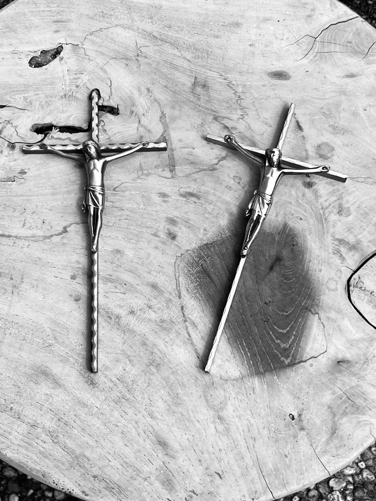 Twee Vintage Metalen Kruisbeelden - Christus aan het Kruis, Antiek en Kunst, Ophalen of Verzenden