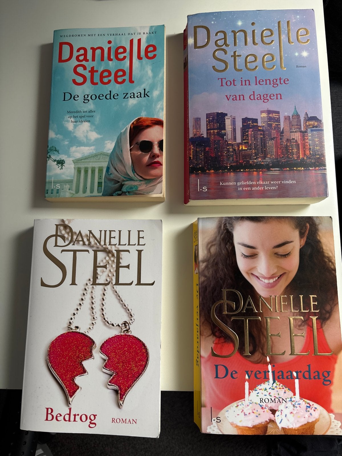 4 Danielle Steel Romans: De goede zaak, Bedrog en meer, Ophalen of Verzenden, Gelezen, Nederland