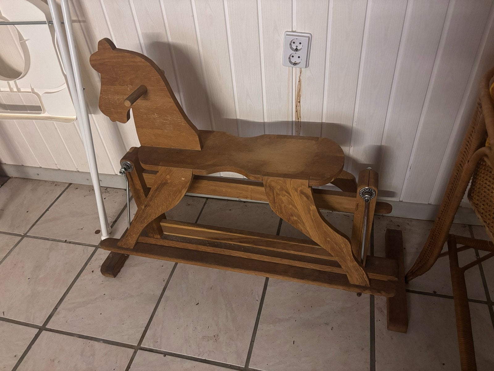 Houten hobbelpaard met gebarsten hout bij scharnierpunt, Kinderen en Baby's, Speelgoed | Houten speelgoed, Gebruikt, Rij- of Hobbelspeelgoed
