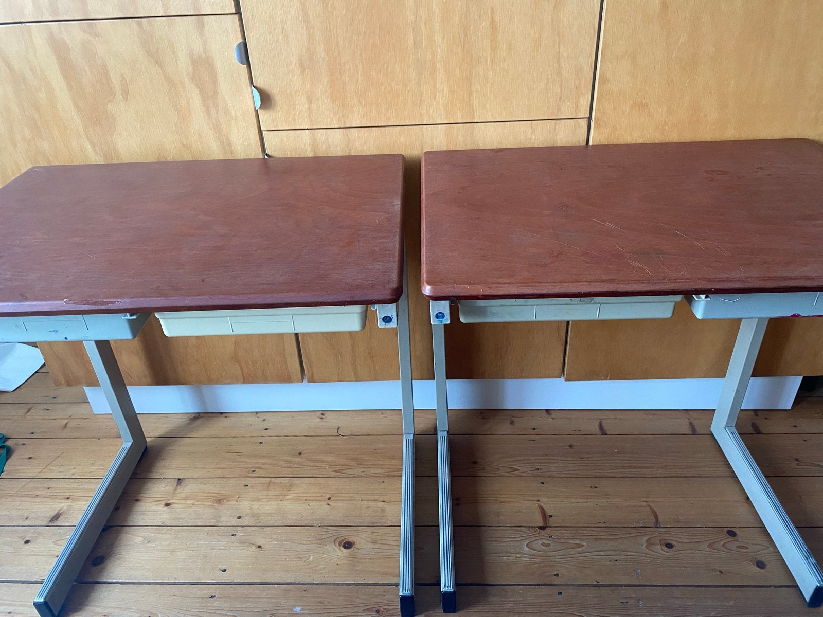 Twee retro schooltafels met opberg lades, Huis en Inrichting, Bureaus, Ophalen, Gebruikt
