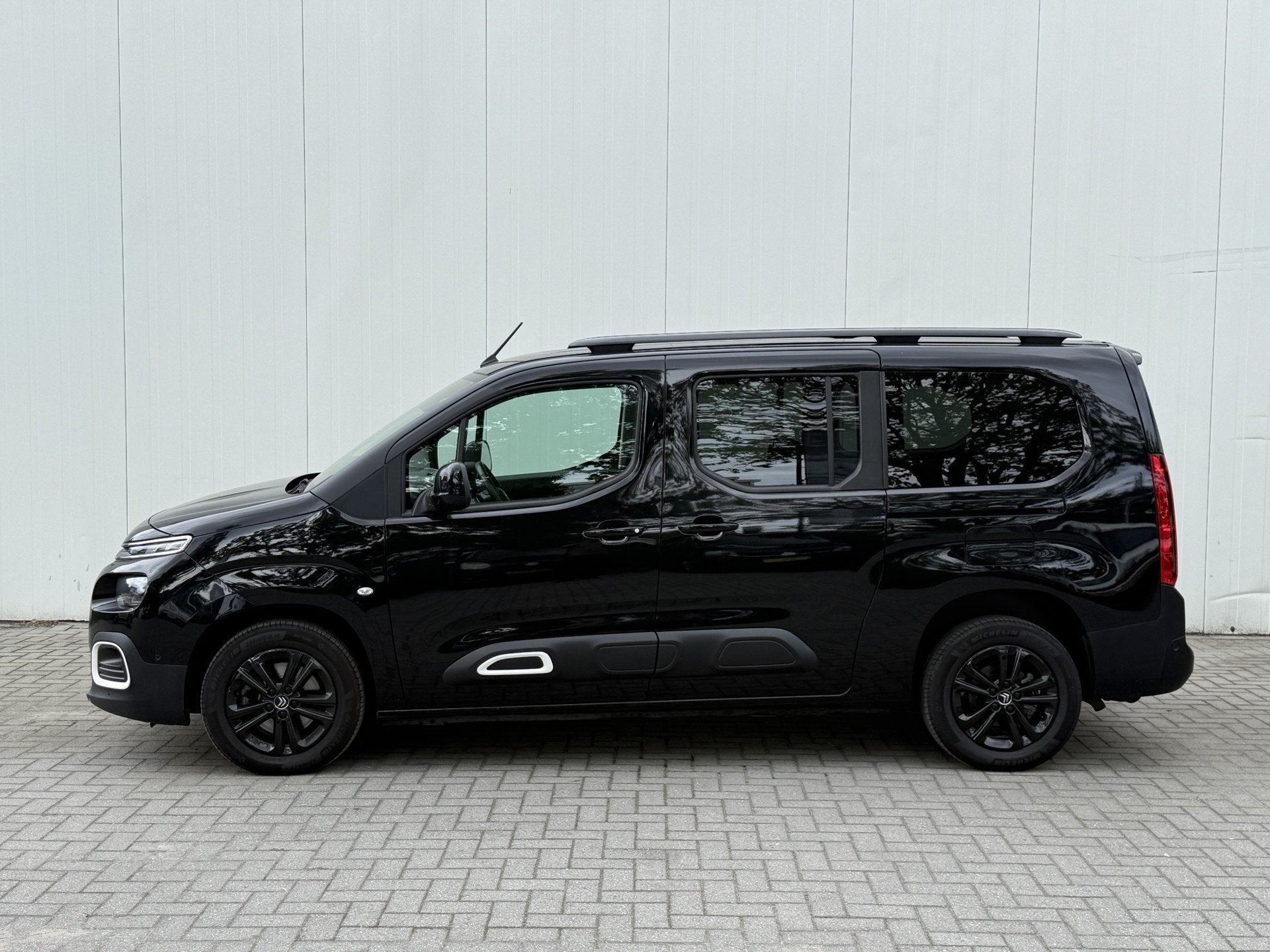Citroën Berlingo L2 Rolstoelauto 5+1 Automaat - Alle opties, Auto's, Dealer onderhouden, Gebruikt, Met garantie (alle), Zwart