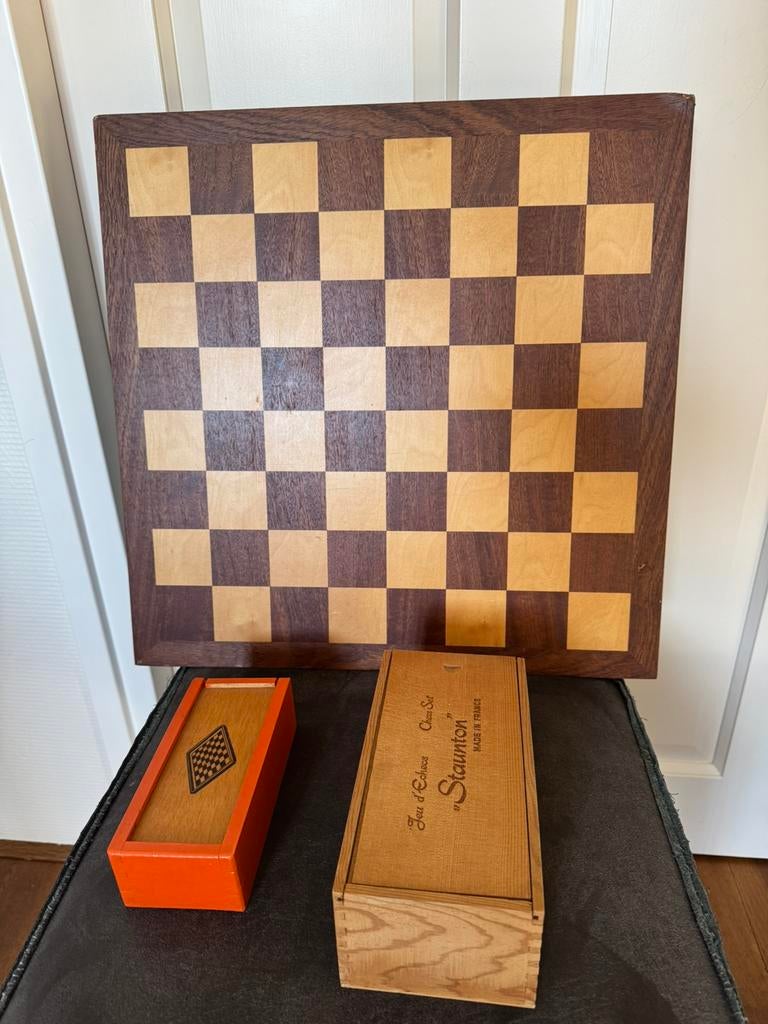 Groot schaakbord/dambord met schaakstukken en damstenen, Ophalen of Verzenden, Zo goed als nieuw