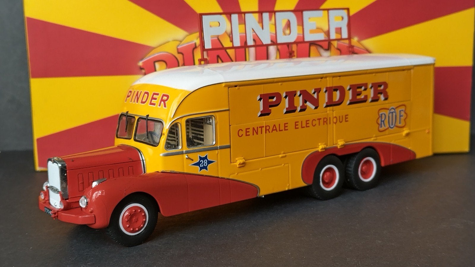 Bernard 28 1951 Circus Pinder Jean Richard 1:43 Direkt Pol, Hobby en Vrije tijd, Modelauto's | 1:43, Overige merken, ., Nieuw