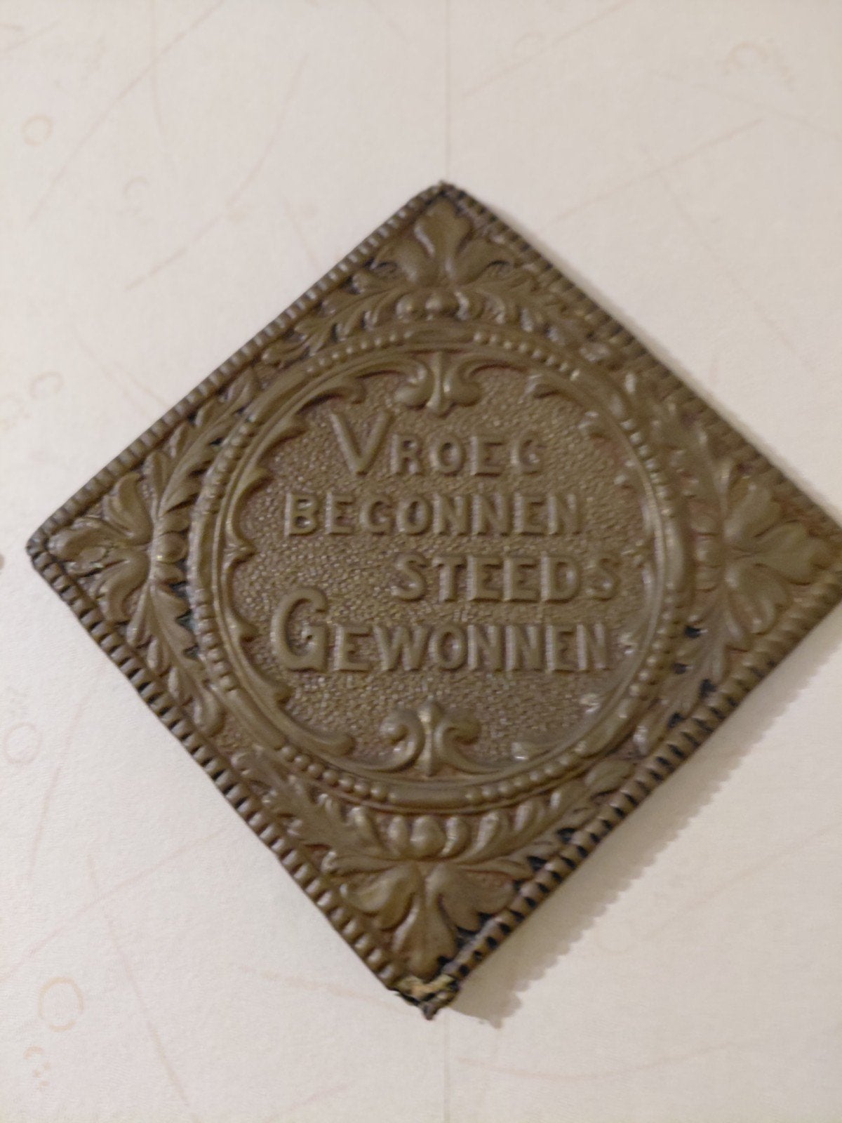Antieke bronzen plaquettes met spreuken, Antiek en Kunst, Ophalen