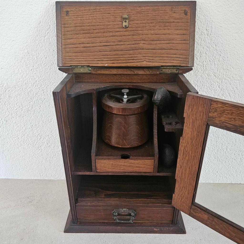 Antiek tabakskastje met tabaksnijder, Ophalen
