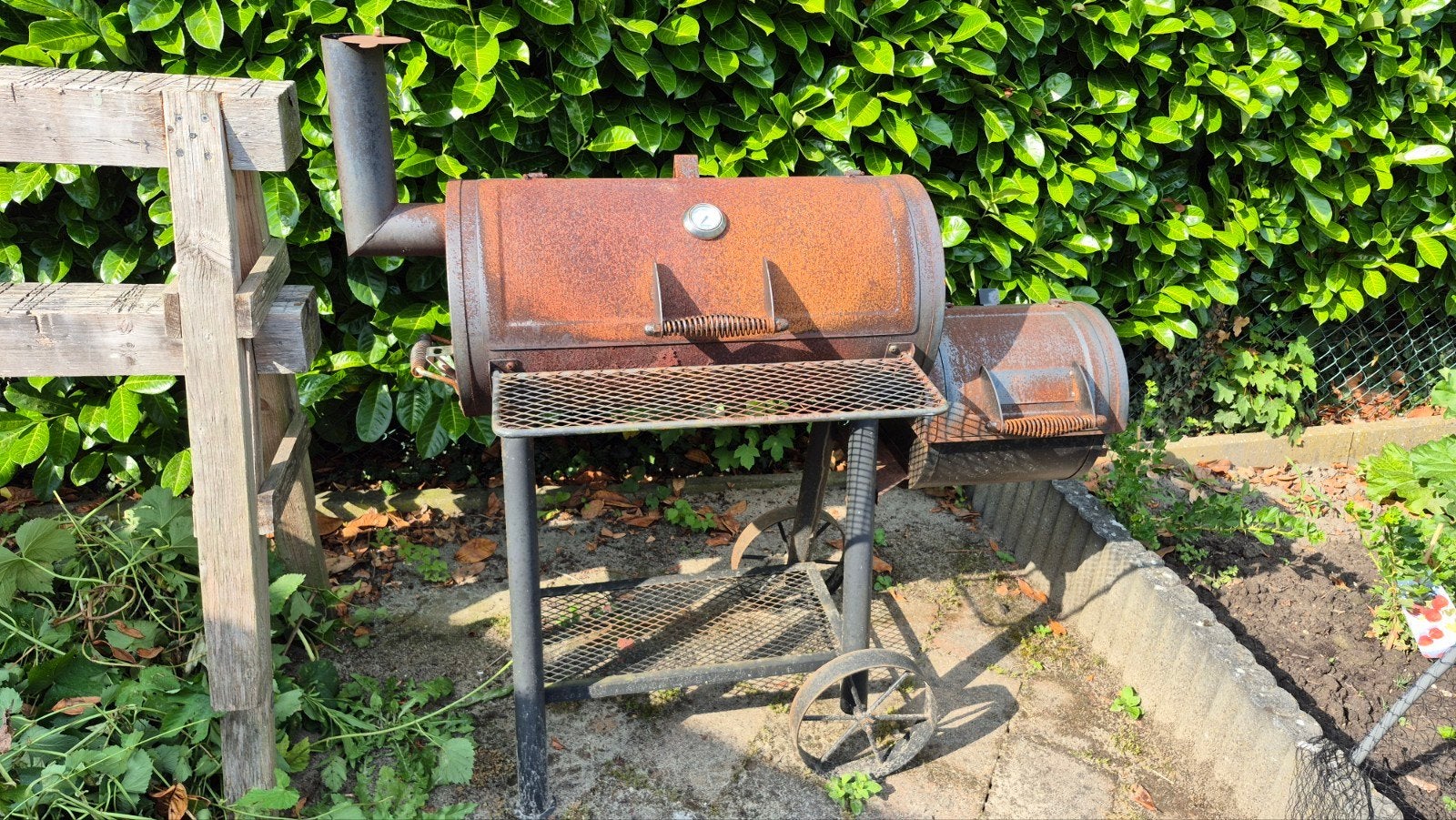 Roestige BBQ / Smoker - Opknapper of voor onderdelen, Ophalen of Verzenden