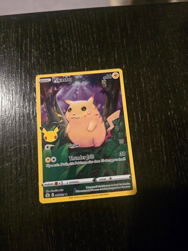 Pikachu 005/025 Celebrations, Hobby en Vrije tijd, Verzamelkaartspellen | Pokémon, Ophalen of Verzenden, Zo goed als nieuw, Losse kaart