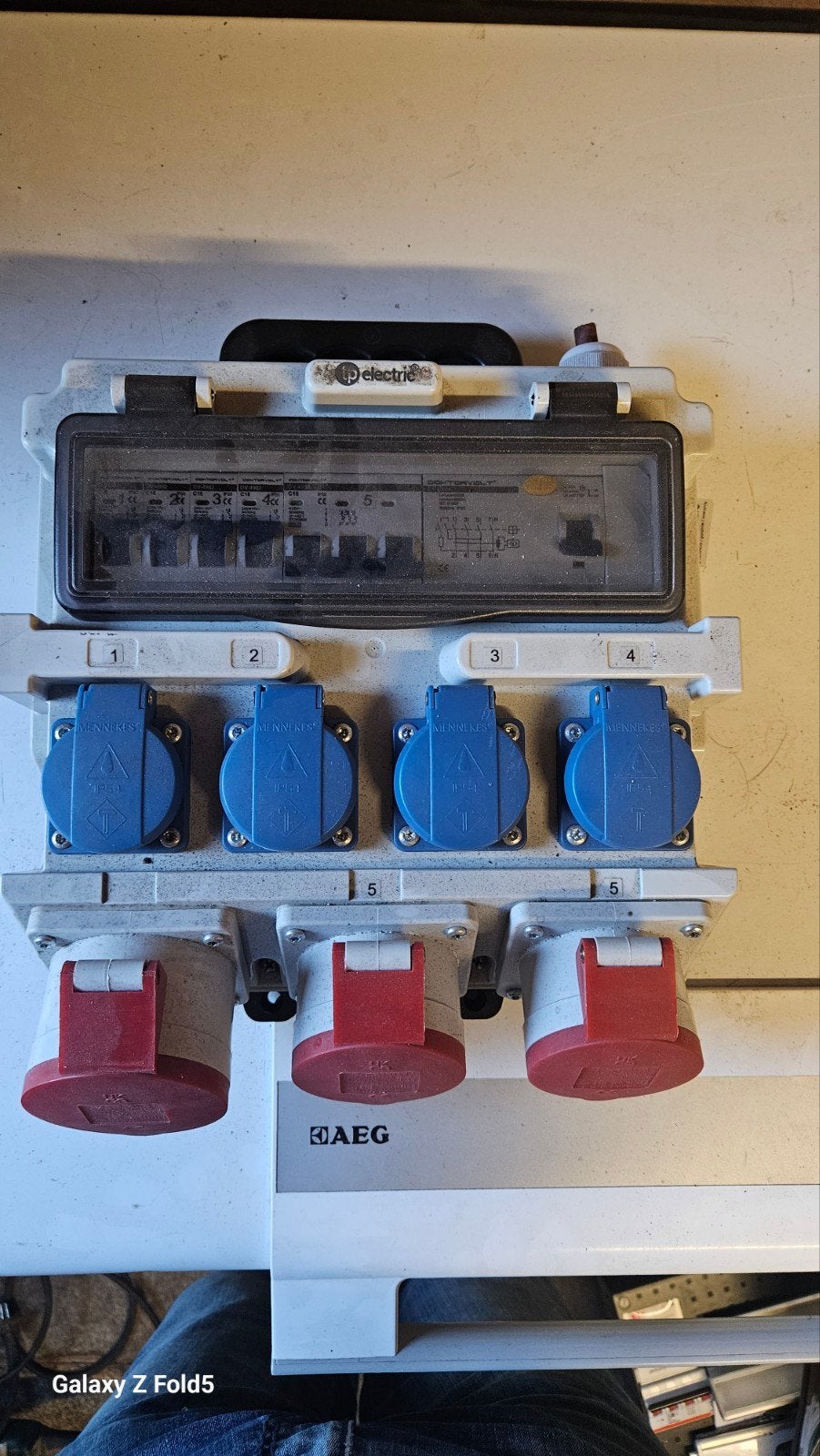 Mennekes CEE-wandcontactdoos met automatenkast, Ophalen of Verzenden, Gebruikt, Overige merken, Stekkerdoos