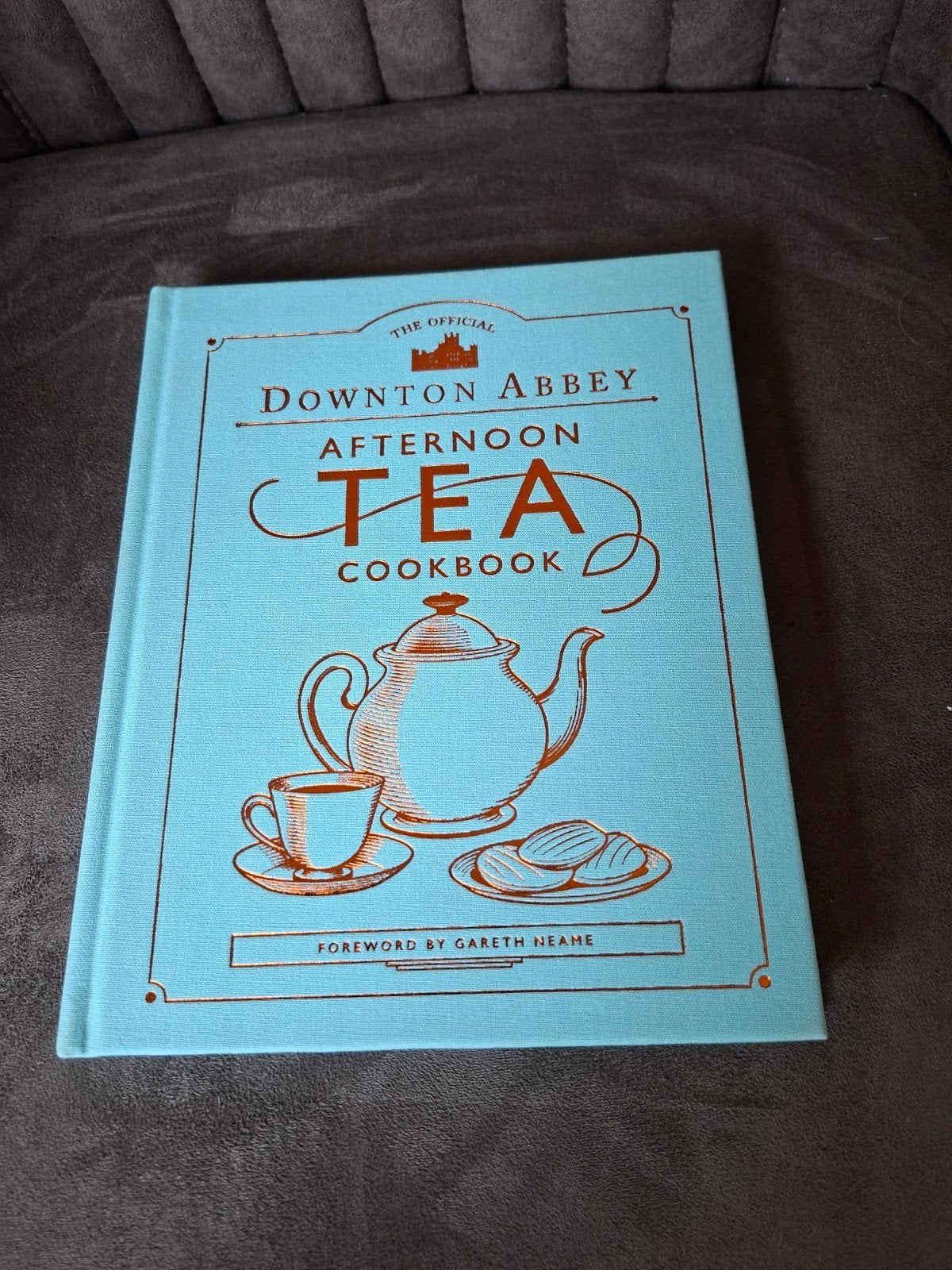 The Official Downton Abbey Afternoon Tea Kookboek, Boeken, Taart, Gebak en Desserts, Ophalen of Verzenden, Zo goed als nieuw, Europa