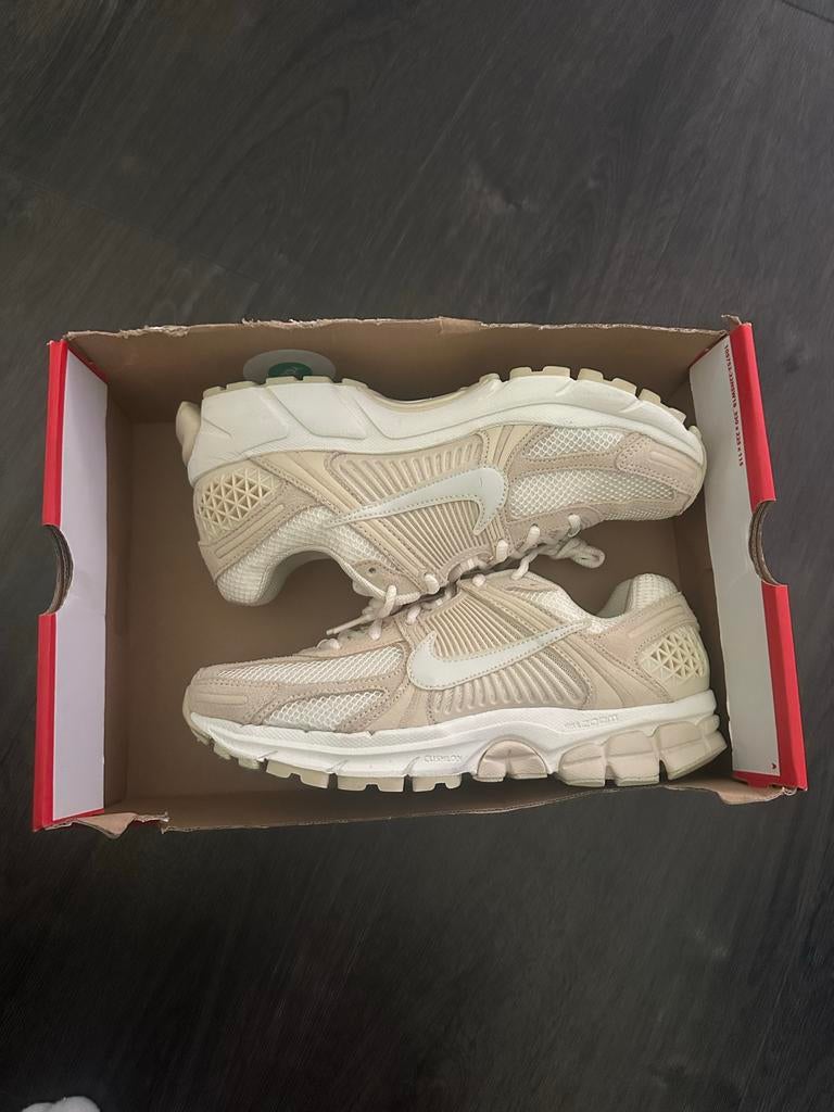 Nike Zoom Vomero 5 - Beach/Sail-Lt Khaki-Pale Ivory, Beige, Nieuw, Ophalen of Verzenden, Sneakers of Gympen
