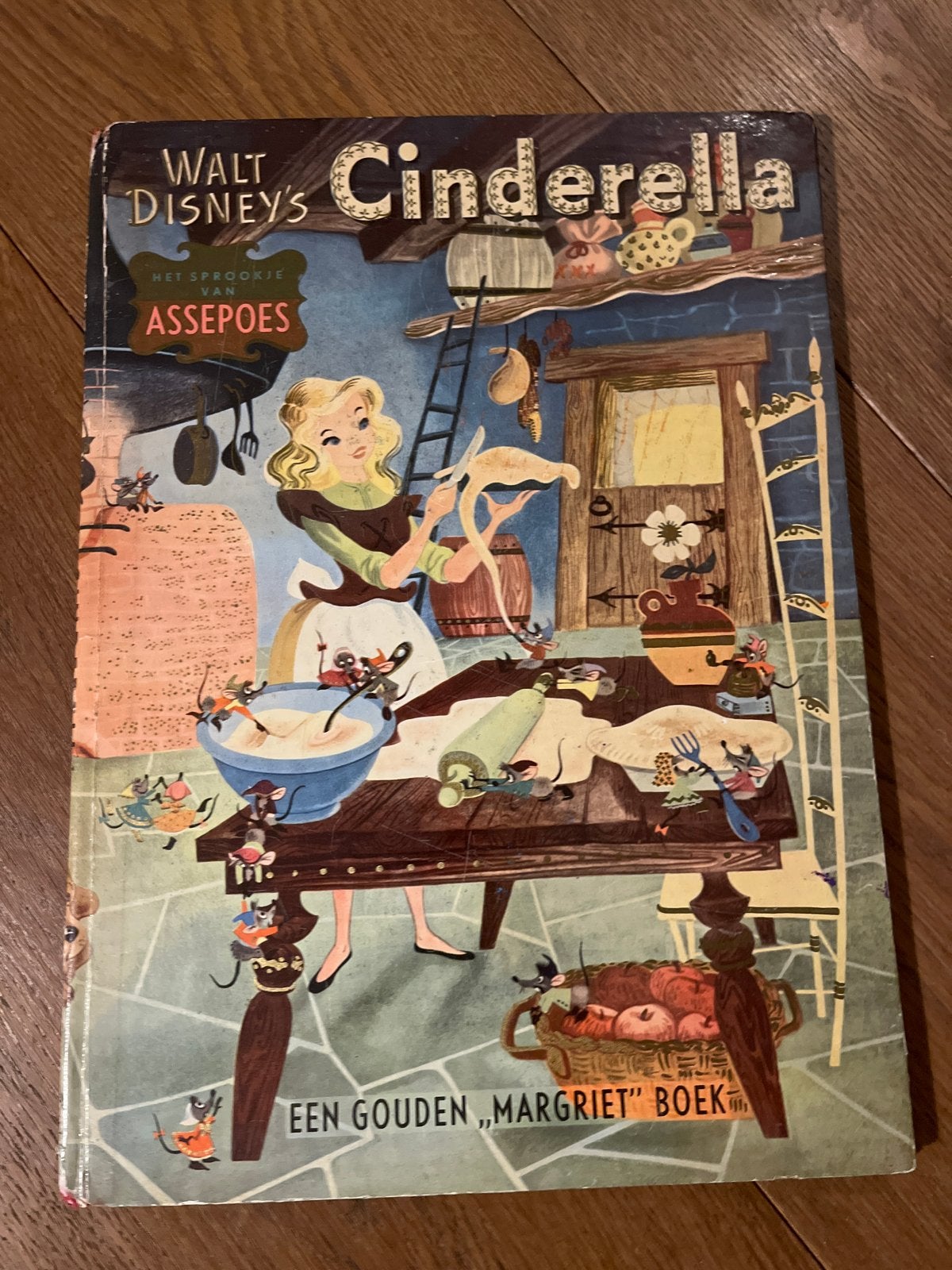 Walt Disney's Assepoes - Een Gouden Margriet Boek, Ophalen of Verzenden, Gelezen, Sprookjes