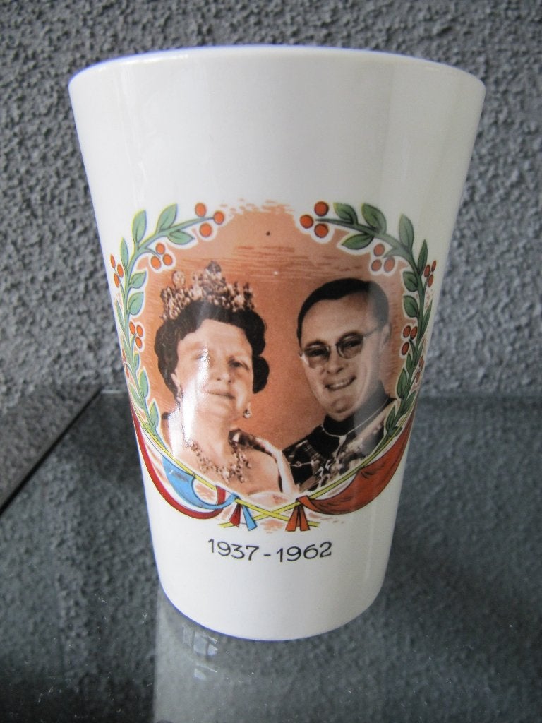 Beker 25-jarig huwelijk Juliana & Bernhard, Verzamelen, Ophalen of Verzenden, Zo goed als nieuw, Nederland, Servies