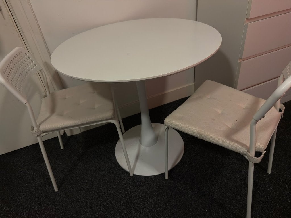IKEA Docksta eettafel rond (Ø103cm) + 2 witte stoelen, Ophalen, Kunststof, Gebruikt, Rond