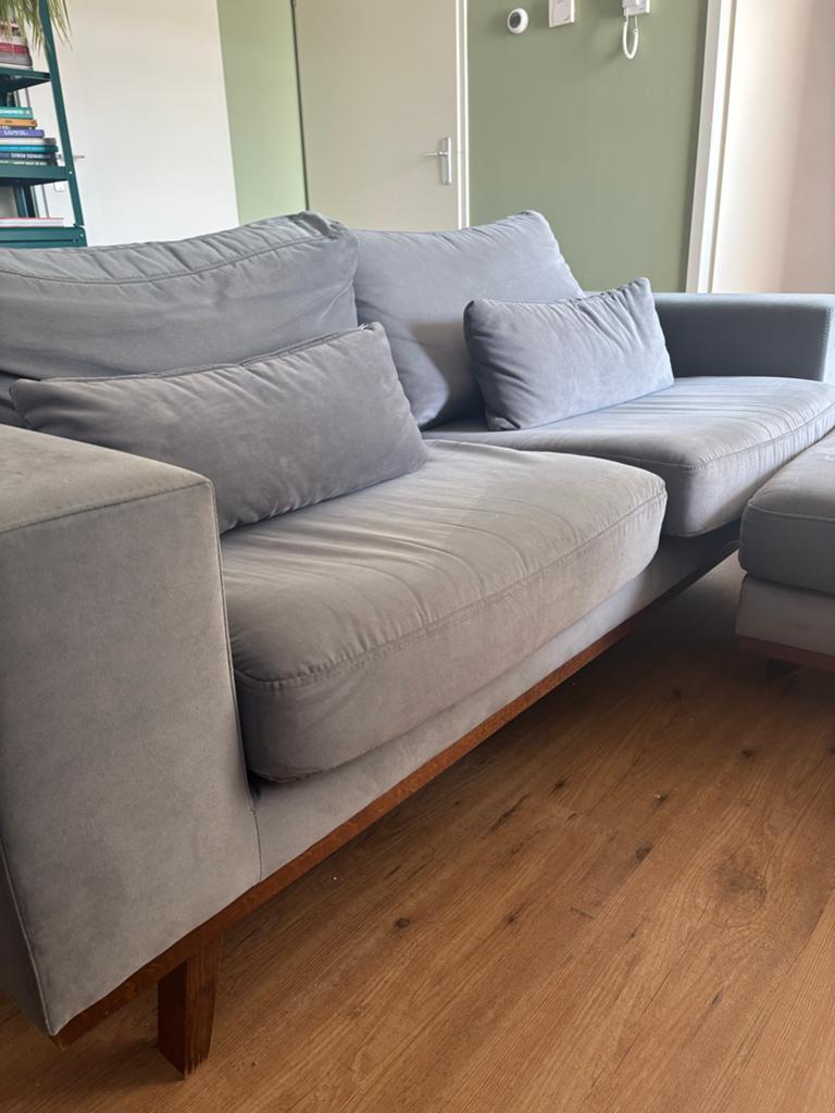 Grijze bank met pouffe, Huis en Inrichting, Banken | Bankstellen, Ophalen, Gebruikt, 100 tot 125 cm, Hoekbank