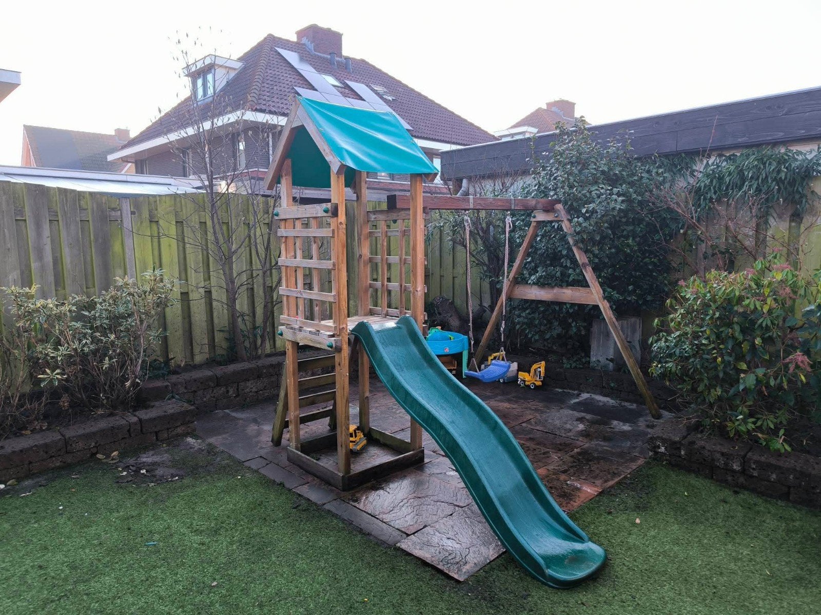 Houten speeltoestel met glijbaan en schommel, Kinderen en Baby's, Speelgoed | Buiten | Speeltoestellen, Ophalen, Zo goed als nieuw