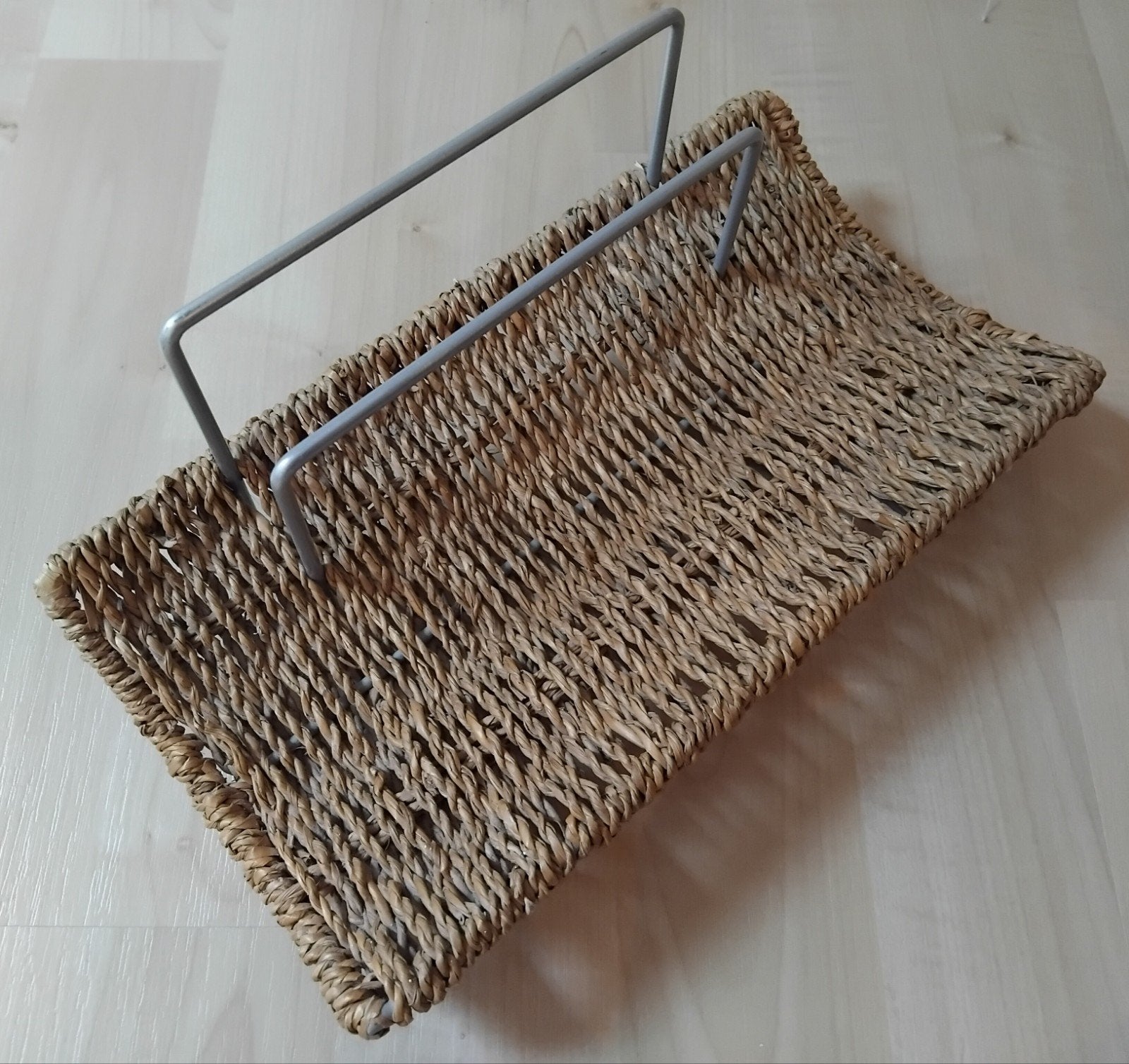 Vintage Ikea rotan brievenstandaard met metalen frame, Huis en Inrichting, Woonaccessoires | Krantenbakken en Lectuurbakken, Gebruikt